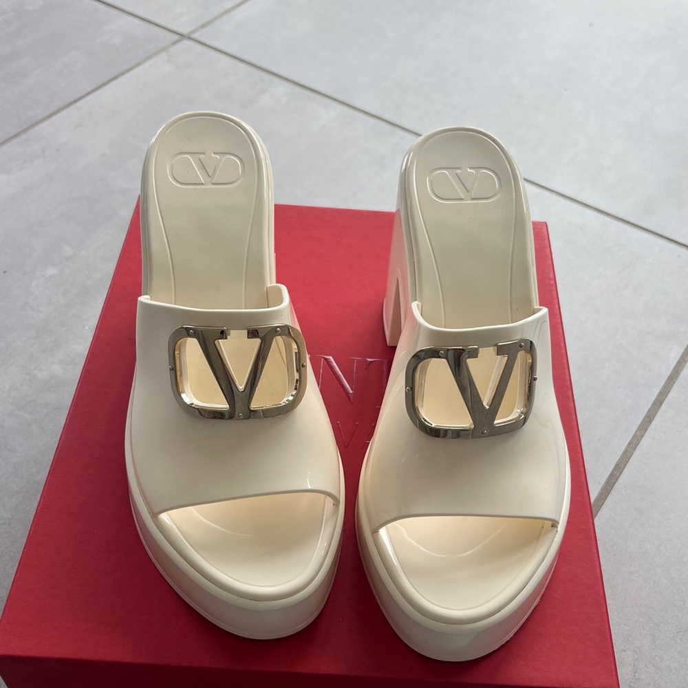 Vlog Nero 42 Platform Sandals
Valentino Garavani
Color: IVORY
Size: 38